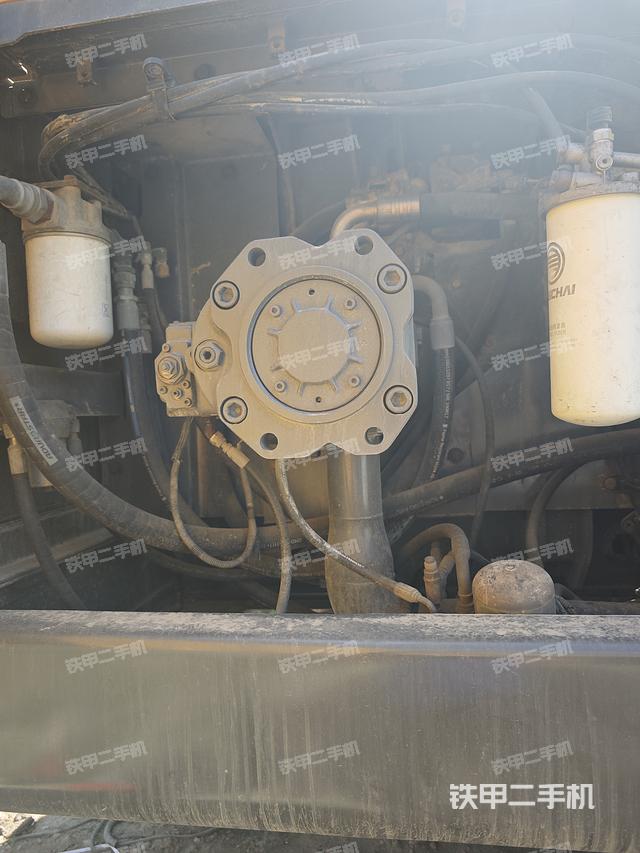 液压泵舱室正面整体（整机外观）