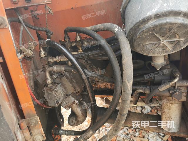 液压泵舱室正面整体（整机外观）