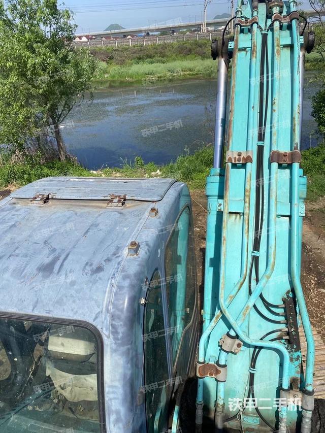 驾驶室顶部（整机外观）