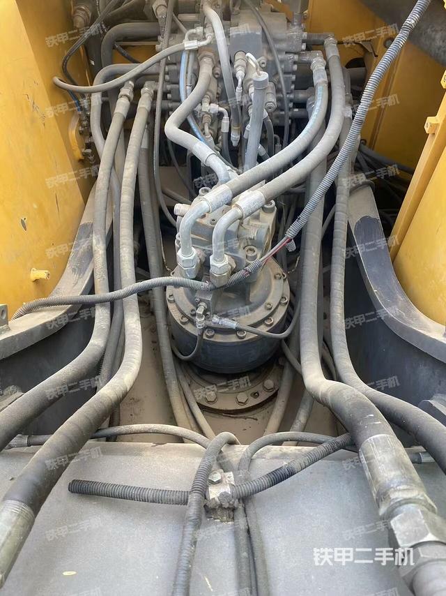 回转马达和主控阀（整机外观）