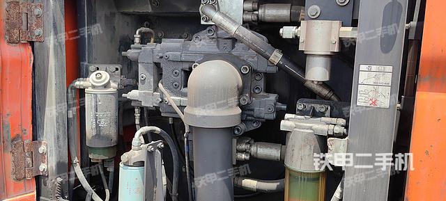 液压泵舱室正面整体（整机外观）