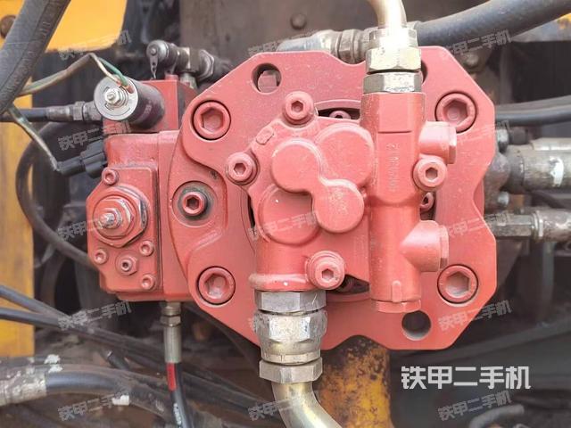 液压泵舱室正面整体（整机外观）