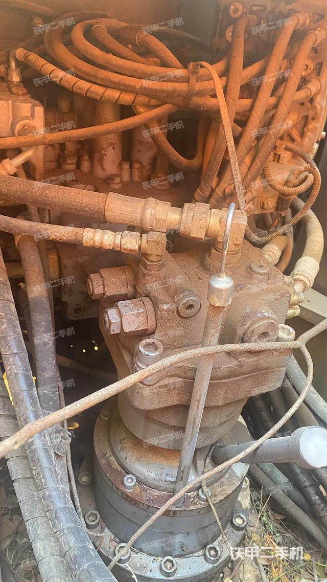 回转马达和主控阀（整机外观）