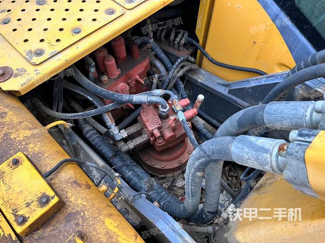 回转马达和主控阀（整机外观）