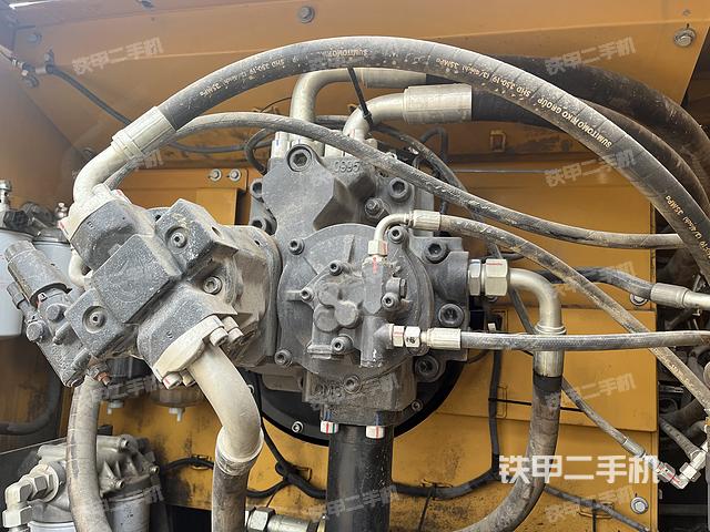 液压泵舱室正面整体（整机外观）