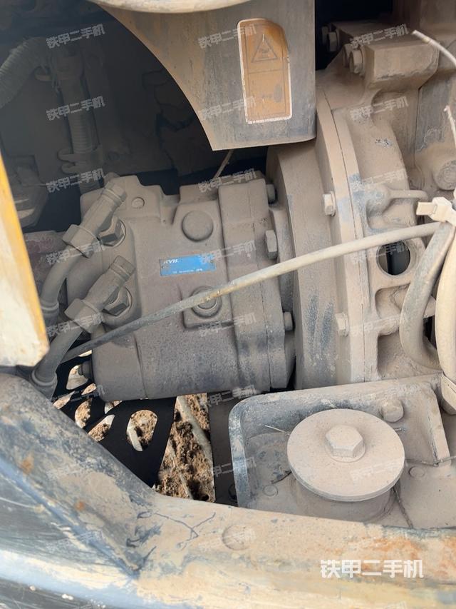 液压泵舱室正面整体（整机外观）