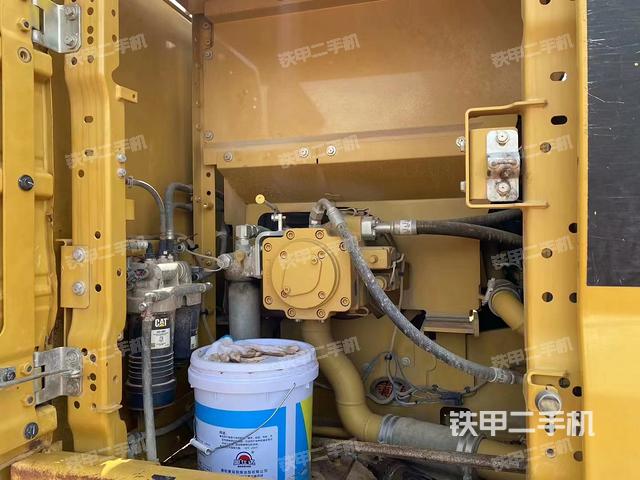 液压泵舱室正面整体（整机外观）