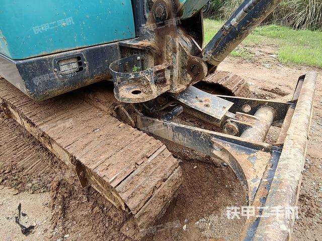 驾驶室顶部（整机外观）