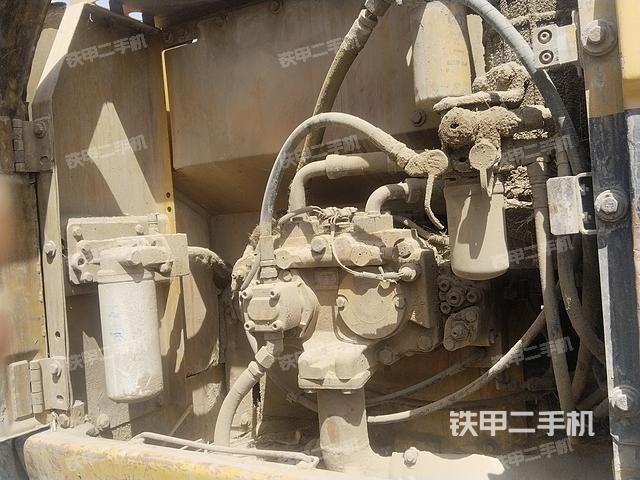 液压泵舱室正面整体（整机外观）