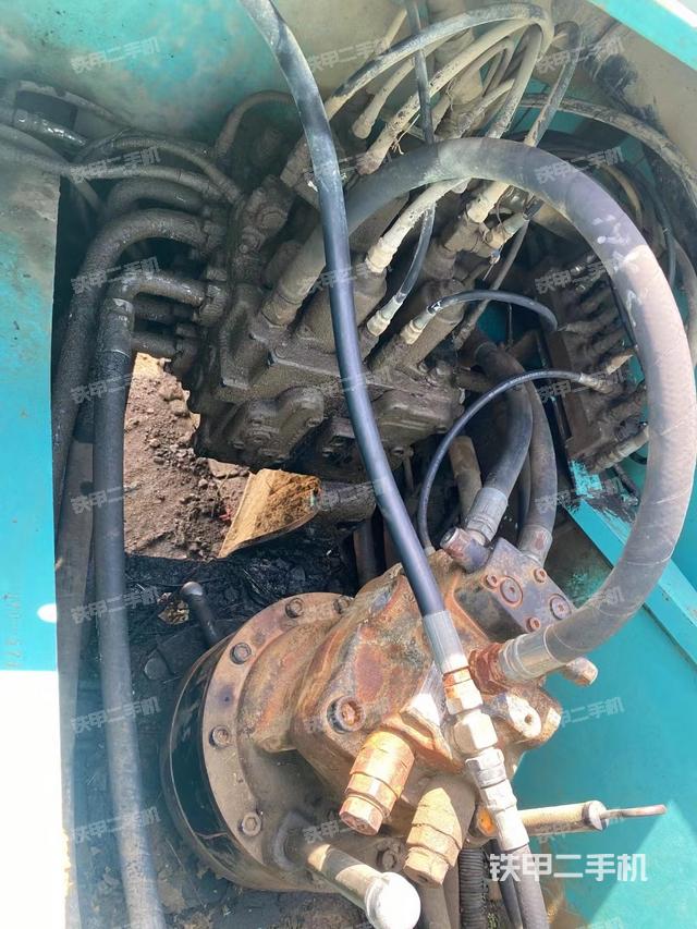 回转马达和主控阀（整机外观）