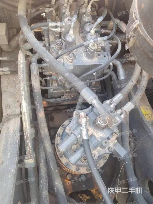 回转马达和主控阀（整机外观）