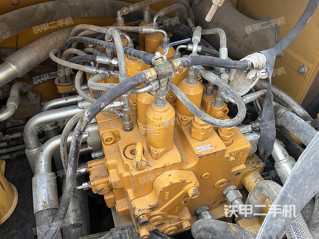 回转马达和主控阀（整机外观）