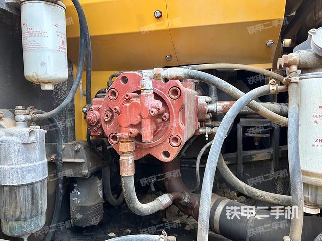 液压泵舱室正面整体（整机外观）