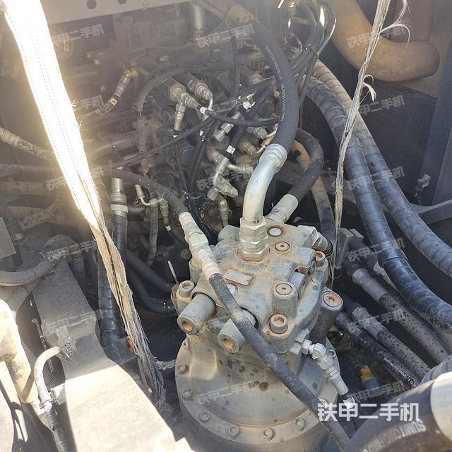 回转马达和主控阀（整机外观）