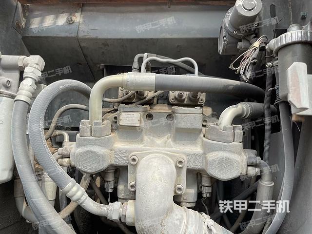 液压泵舱室正面整体（整机外观）