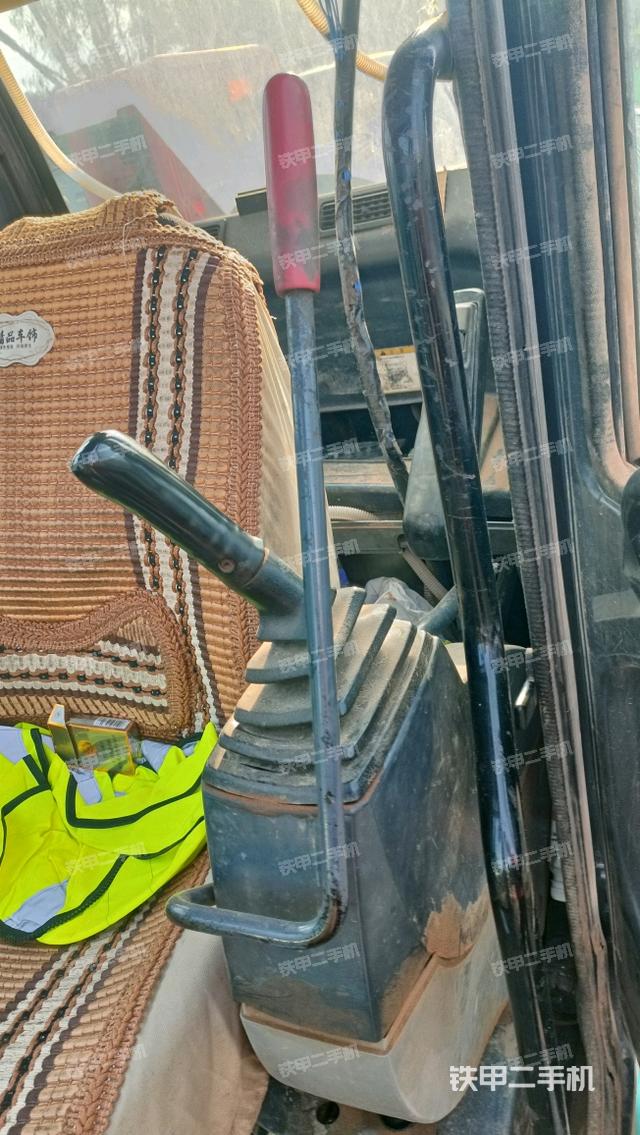 座椅左側(cè)控制臺/音響/含左手柄（駕駛室部分）