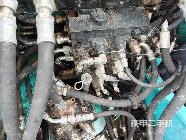 回转马达和主控阀（整机外观）