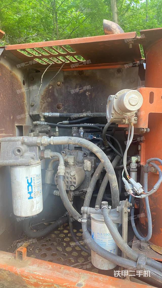 液压泵舱室正面整体（整机外观）