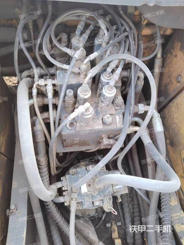 回转马达和主控阀（整机外观）