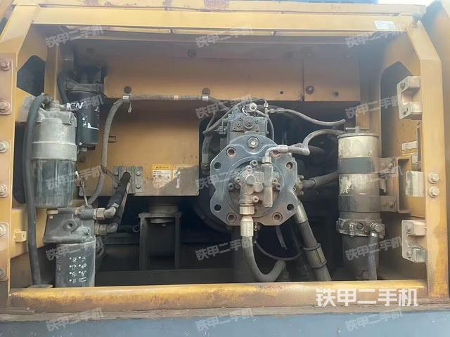 液压泵舱室正面整体（整机外观）