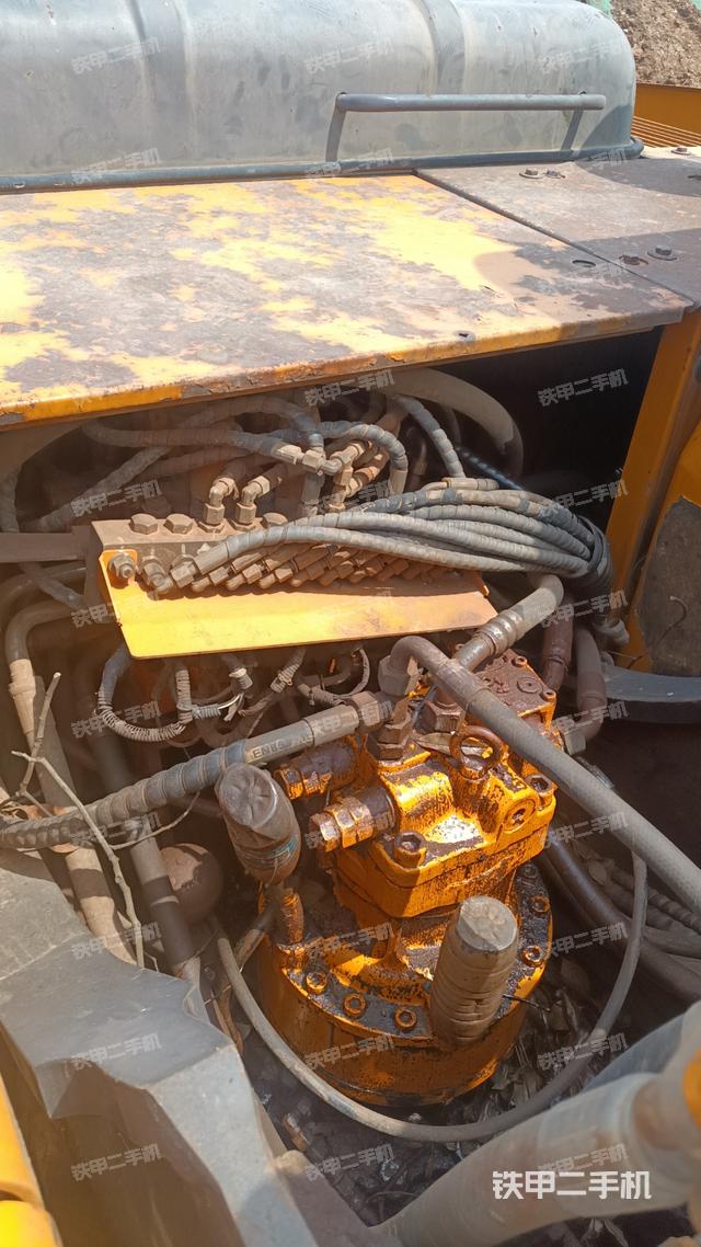 回转马达和主控阀（整机外观）