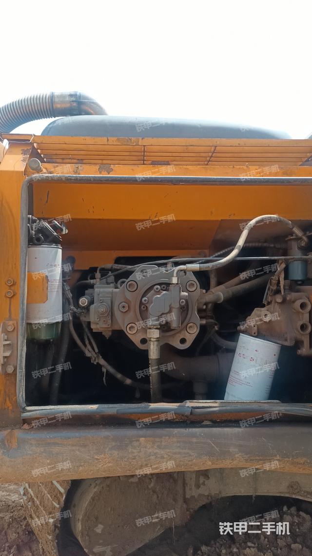 液压泵舱室正面整体（整机外观）