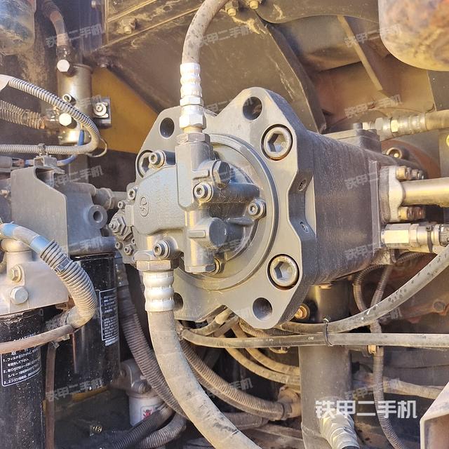 液压泵舱室正面整体（整机外观）