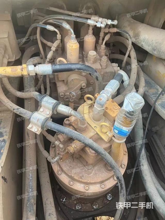 回转马达和主控阀（整机外观）