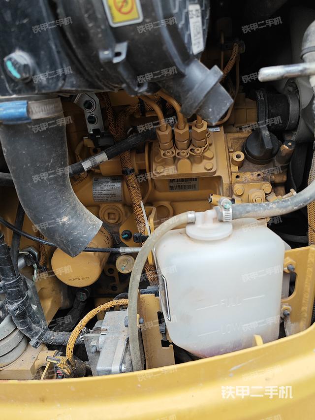 液压泵舱室正面整体（整机外观）