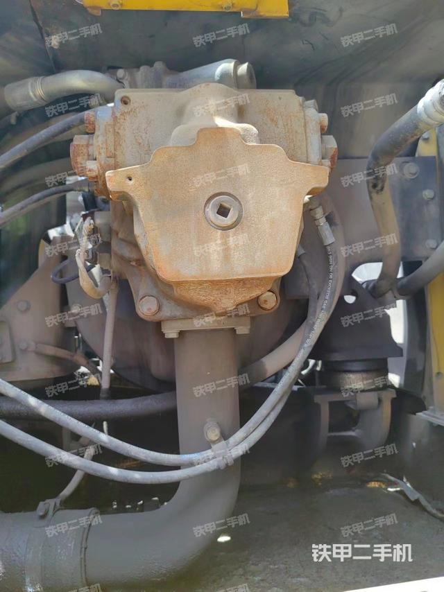 液压泵舱室正面整体（整机外观）