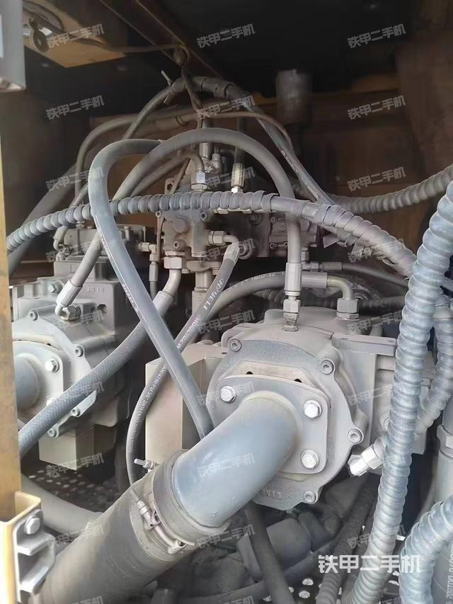 液压泵舱室正面整体（整机外观）