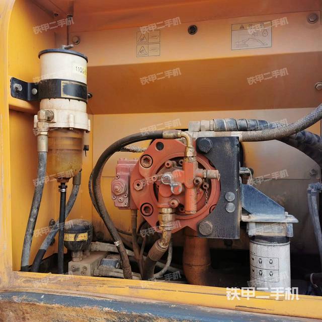 液压泵舱室正面整体（整机外观）