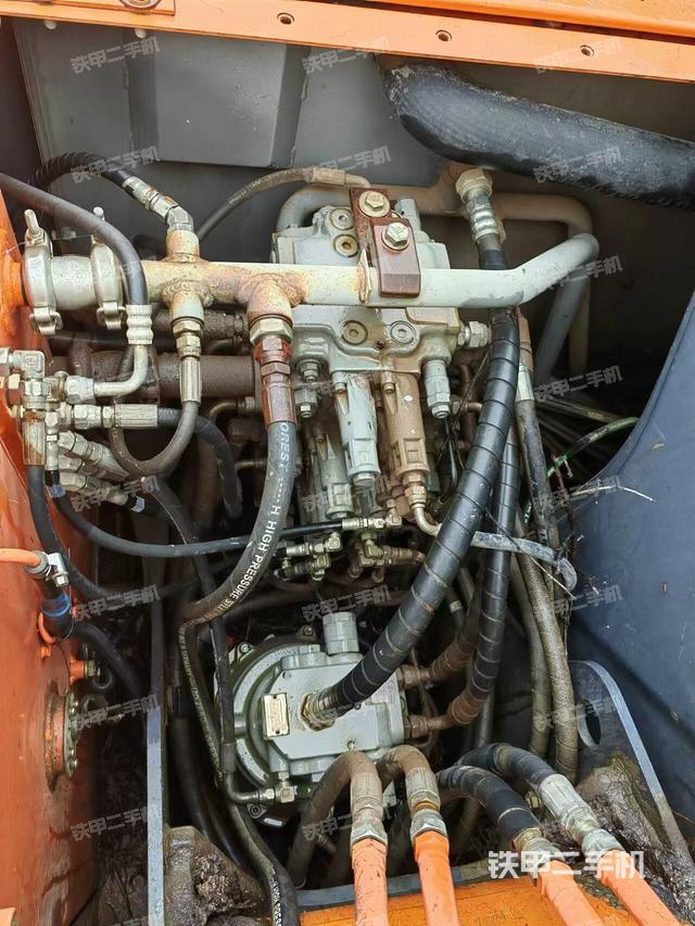 回转马达和主控阀（整机外观）