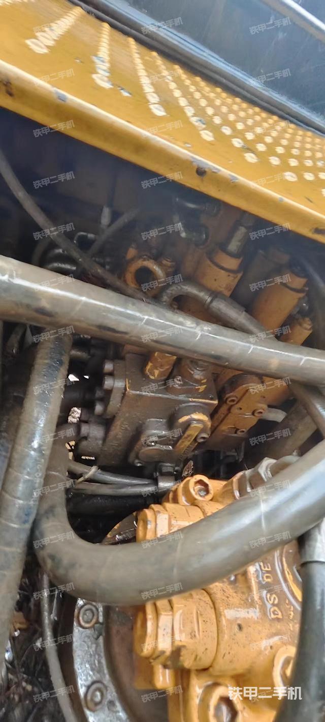 回转马达和主控阀（整机外观）