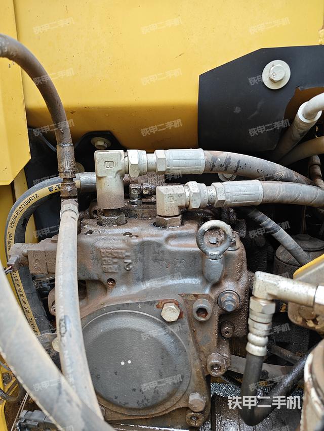 液压泵舱室正面整体（整机外观）