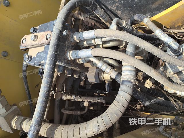 回转马达和主控阀（整机外观）