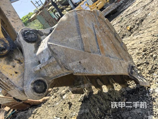 小臂整体左后(工作和回转装置) 小臂整体左后(工作和回转装置)