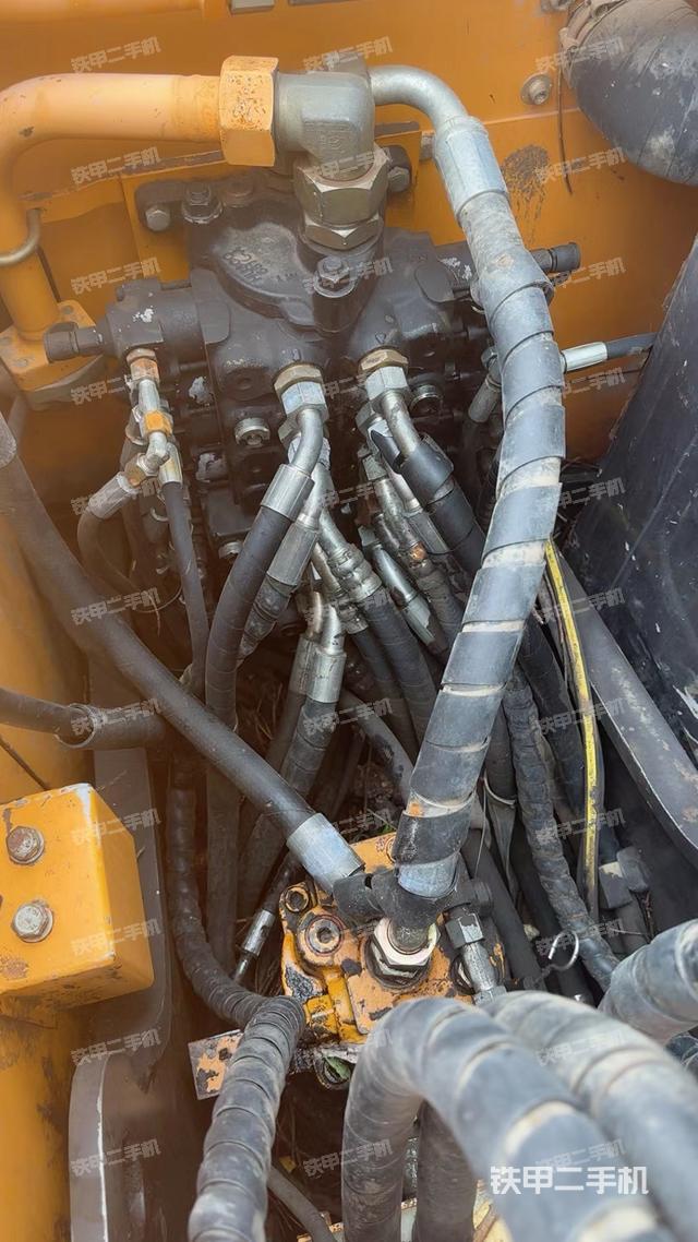 回转马达和主控阀（整机外观）