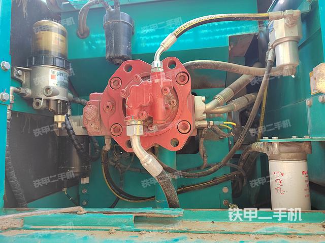 液压泵舱室正面整体（整机外观）