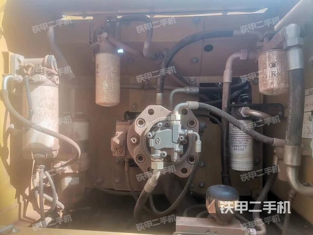 液压泵舱室正面整体（整机外观）