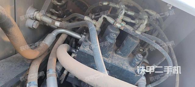 回转马达和主控阀（整机外观）