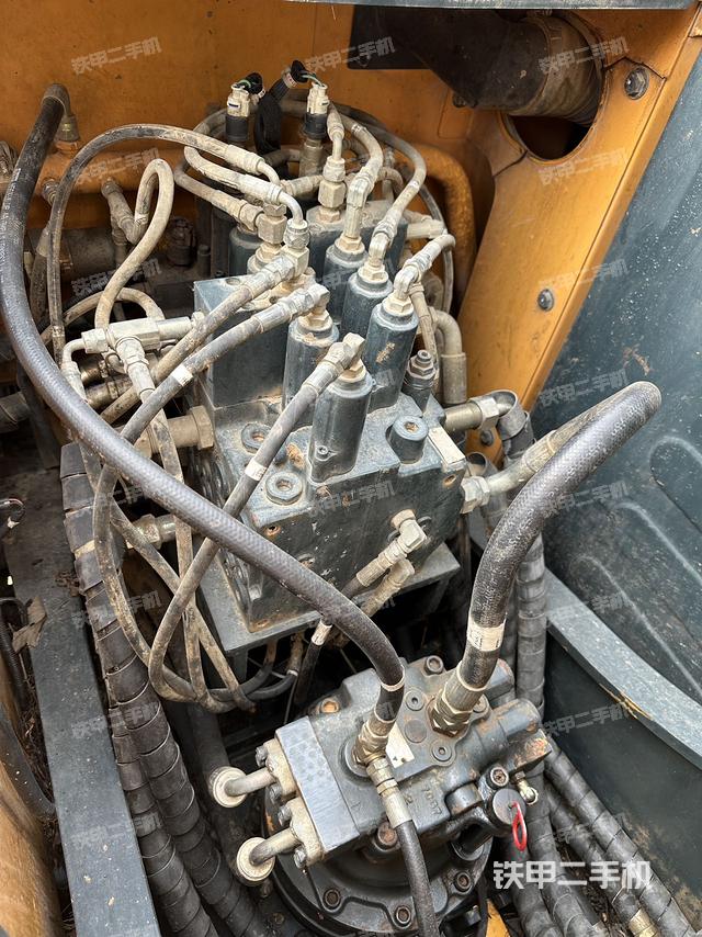 回转马达和主控阀（整机外观）