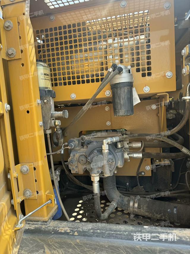 液压泵舱室正面整体（整机外观）