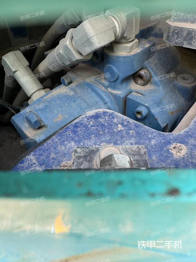 液压泵舱室正面整体（整机外观）