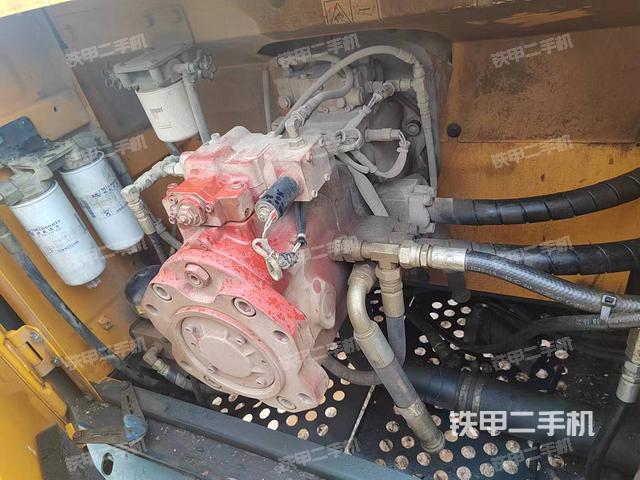 液压泵舱室正面整体（整机外观）