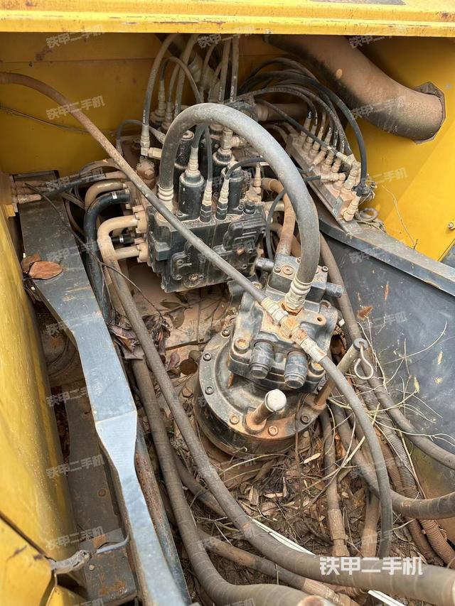 回转马达和主控阀（整机外观）