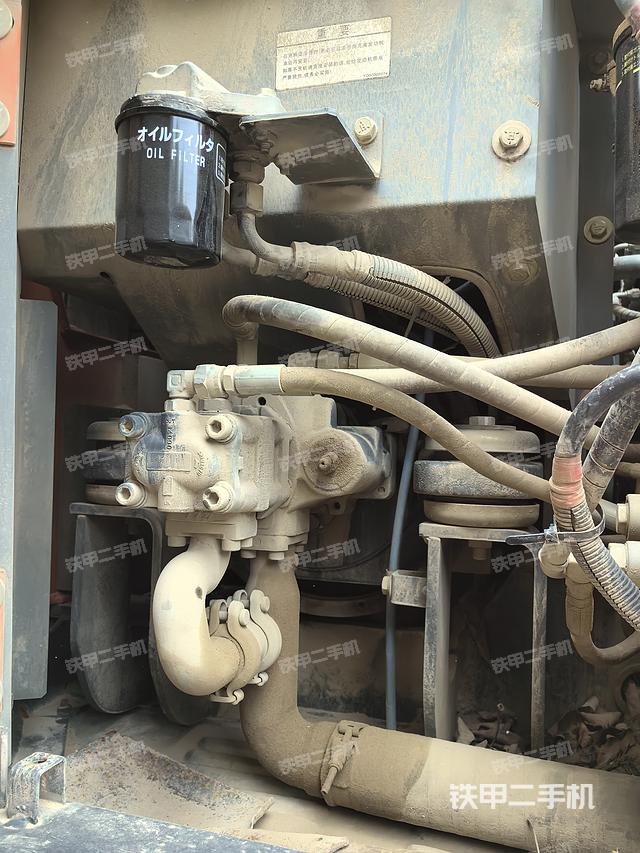 液压泵舱室正面整体（整机外观）