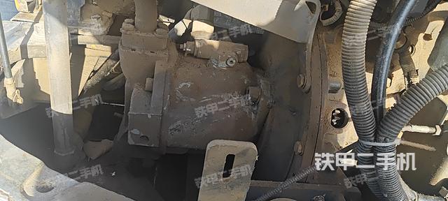 液压泵舱室正面整体（整机外观）