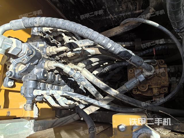 回转马达和主控阀（整机外观）