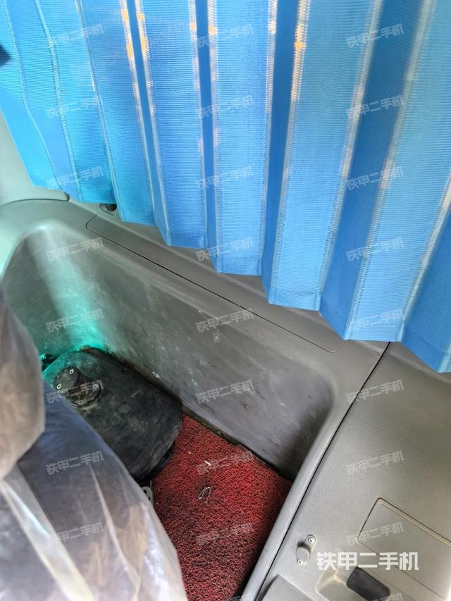驾驶室左后45度(驾驶室部分) 驾驶室左后45度(驾驶室部分)